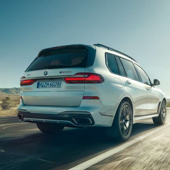 BMW X7 M50i, tročetvrtinski prikaz stražnjeg kraja BMW X7 M50i u Mineral White boji, tročetvrtinski prikaz stražnjeg kraja, G07, 2019