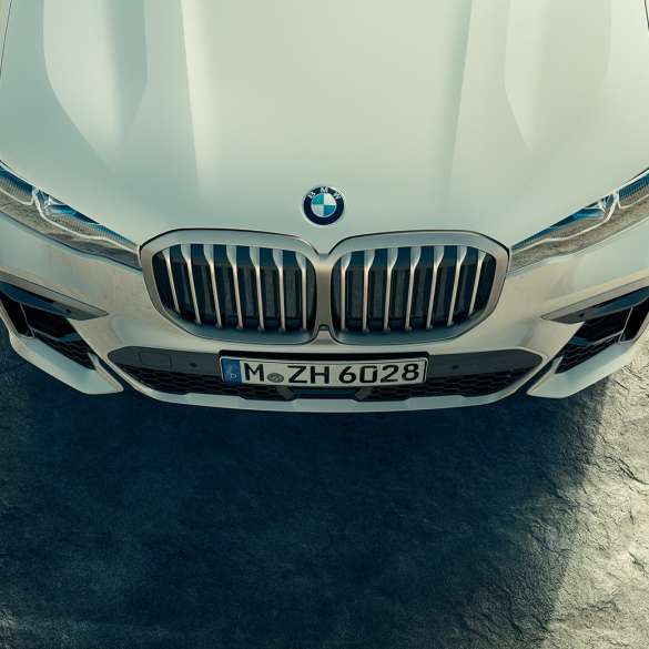 BMW X7 M Automobili, prednji kraj s BMW rešetkom maske BMW X7 M Automobili M50d i M50i, prednji kraj i poklopac motora iz ptičje perspektive, G07, 2019