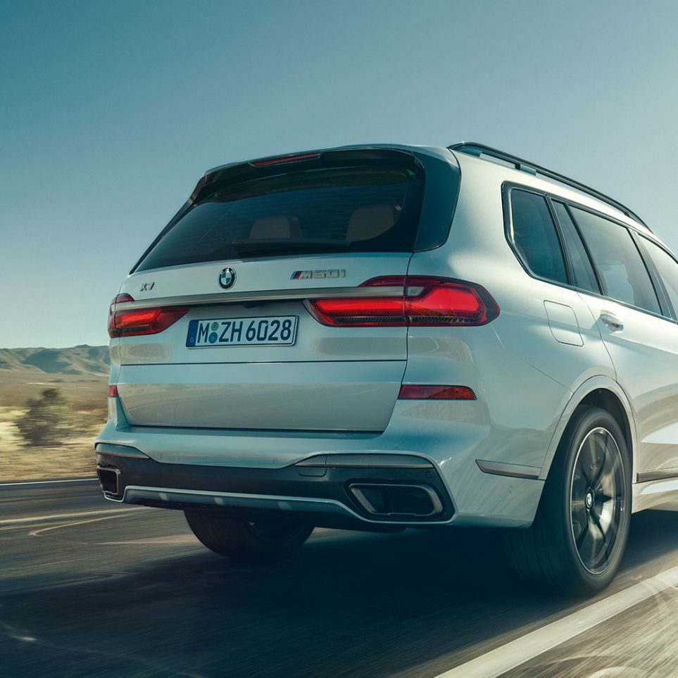 BMW X7 M50i , prikaz stražnjeg kraja BMW X7 M50i u Mineral White boji, u vožnji, prikaz stražnjeg kraja, G07, 2019