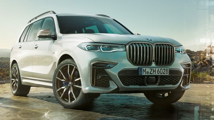 BMW X7 M, tročetvrtinski prednji pogled BMW X7 M u Mineral White boji, u mirovanju, tročetvrtinski prednji pogled, G07, 2019