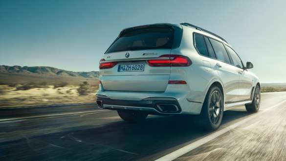 BMW X7 M automobil sa Executive Drive Pro G07 2019 BMW X7 M automobil sa Executive Drive Pro ovjesom sustavom kontrole G07 2019 tročetvrtinski pogled straga u vožnji