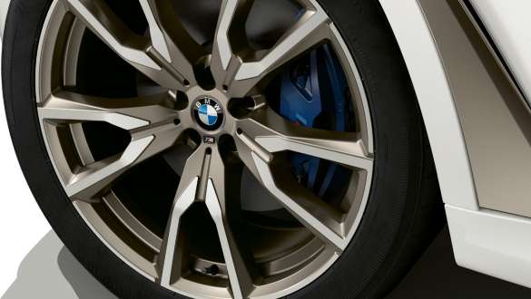 BMW X7 M automobil sa M Sport kočnicama G07 2019 BMW X7 M automobil sa M Sport kočnicama G07 2019 pogled izbliza na lakometalni kotač