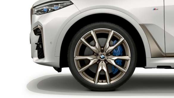 BMW X7 M automobil sa M lakometalnim kotačima G07 2019 BMW X7 M automobil sa M lakometalnim kotačima V-spoke stil 755 M G07 2019 pogled izbliza na kotač