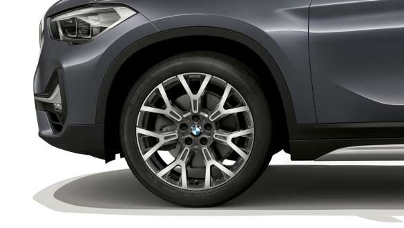 BMW X1 F48 LCI 19” lakometalni kotač BMW X1 F48 LCI pogled izbliza na 19” lakometalni kotač