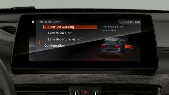 BMW X1 F48 Driving Assistant Plus na zaslonima i kontrolama BMW X1 F48 LCI unutrašnjost sa fokusom na Driving Assistant Plus na zaslonima i kontrolama