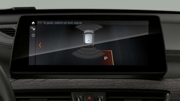 BMW X1 F48 Park Assistant Plus na zaslonima i kontrolama BMW X1 F48 LCI unutrašnjost sa fokusom na Driving Assistant Plus na zaslonima i kontrolama