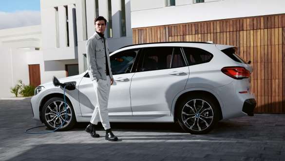 Plug-in hibrid BMW X1 xDrive25e F48 LCI pogled s boka punjenje Plug-in hibrid BMW X1 xDrive25e F48 LCI pogled s boka punjenje sa modelom
