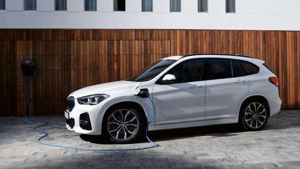 Plug-in hibrid BMW X1 xDrive25e F48 LCI tročetvrtinski pogled s boka Plug-in hibrid BMW X1 xDrive25e F48 LCI tročetvrtinski pogled s boka na punjaču