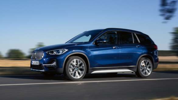 Plug-in hibrid BMW X1 xDrive25e F48 LCI tročetvrtinski pogled s boka u vožnji Plug-in hibrid BMW X1 xDrive25e F48 LCI tročetvrtinski pogled s boka u vožnji cestom