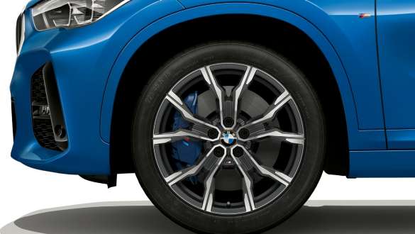 BMW X1 F48 čeljust kočnice s više klipova BMW X1 F48 LCI pogled s boka izbliza na 19" naplatak sa M Sport kočnicom