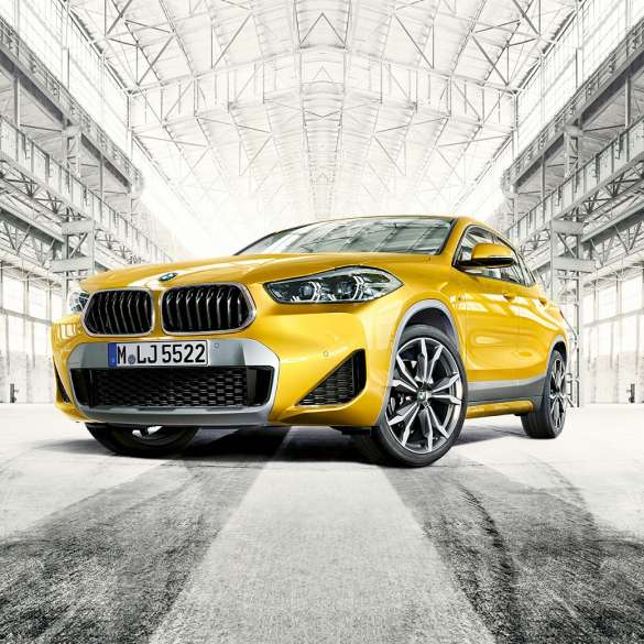 Tročetvrtinski prednji prikaz BMW-a X2 F39 Tročetvrtinski prednji prikaz BMW-a X2 2018 F39 Galvanic Gold metalik boje