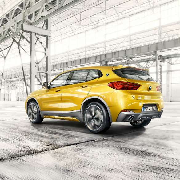 Tročetvrtinski bočni prikaz BMW-a X2 F39 Tročetvrtinski bočni prikaz BMW-a X2 2018 F39 Galvanic Gold metalik boje