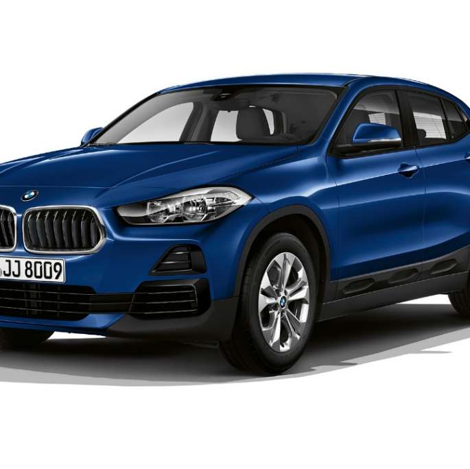 Tročetvrtinski prikaz prednjeg kraja BMW-a X2 sDrive20i model Advantage Tročetvrtinski prikaz prednjeg kraja BMW-a X2 sDrive20i model Advantage 2018 F39 Mediterranean Blue metalik boje