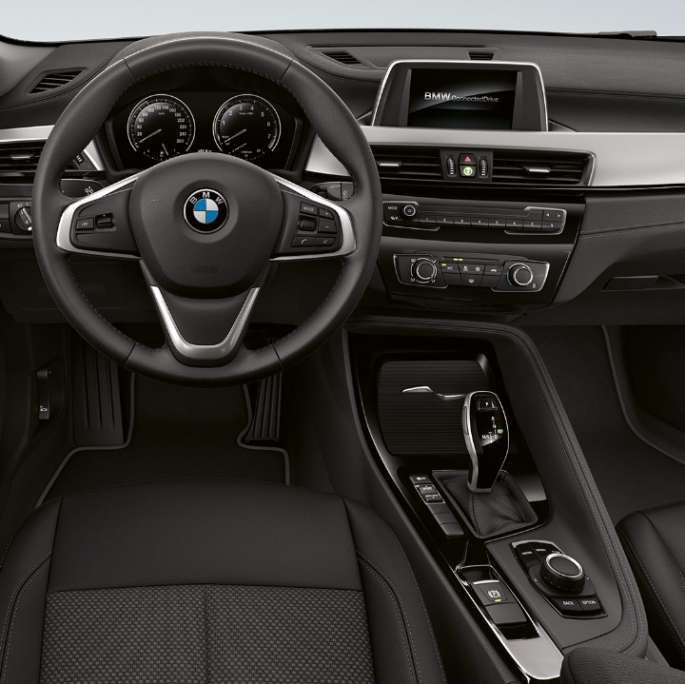 Kokpit u unutrašnjosti BMW-a X2 sDrive20i model Advantage Prikaz kokpita u unutrašnjosti BMW-a X2 sDrive20i model Advantage 2018 F39