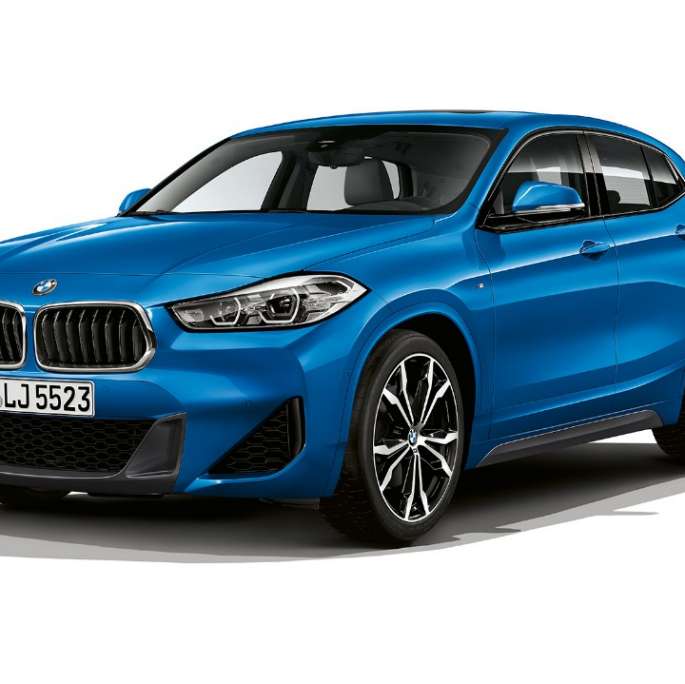 Tročetvrtinski prikaz prednjeg kraja BMW-a X2 sDrive20i model M Sport Tročetvrtinski prikaz prednjeg kraja BMW-a X2 sDrive20i model M Sport 2018 F39 Misano Blue metalik boje