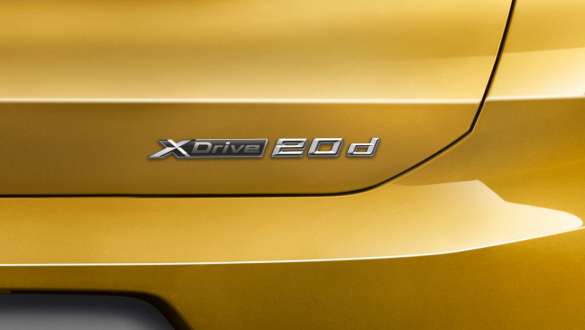 Stražnji kraj BMW-a X2 F39 Prikaz stražnjeg kraja BMW-a X2 s opcijom xDrive 2018 F39 Galvanic Gold metalik boje