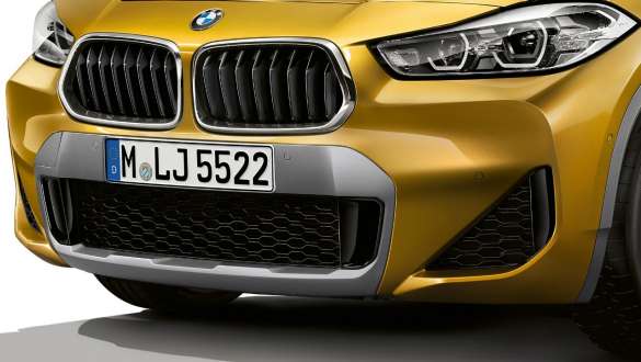 Otvori za zrak BMW-a X2 2018 F39 Prikaz prednjeg kraja s otvorima za zrak BMW-a X2 2018 F39 Galvanic Gold metalik boje