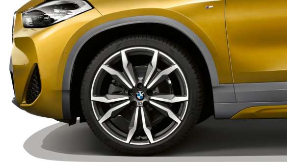 Kućišta kotača BMW-a X2 F39 Bočni prikaz kućišta kotača BMW-a X2 2018 F39 Galvanic Gold metalik boje