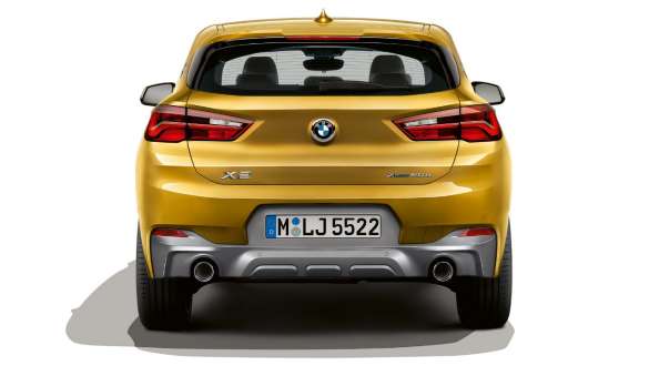 Stražnji kraj BMW-a X2 F39 Stražnji kraj BMW-a X2 2018 F39 Galvanic Gold metalik boje