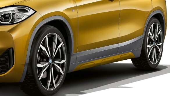 Bočni pragovi BMW-a X2 F39 Tročetvrtinski bočni prikaz bočnih pragova BMW-a X2 2018 F39 Galvanic Gold metalik boje