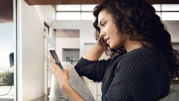 Žena koristi aplikaciju BMW Connected App Žena koristi eDrive Remote Services s aplikacijom BMW Connected App