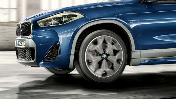 Pogled izbliza BMW X2 xDrive25e plug-in hibrid tročetvrtinski pogled straga BMW X2 xDrive25e plug-in hibrid F39 2020 tročetvrtinski pogled straga izbliza