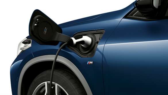 Detaljan bočni prikaz poklopca za napajanje BMW-a X2 xDrive25e plug-in hibrida Detaljan bočni prikaz BMW-a X2 xDrive25e plug-in hibrid F39 2020