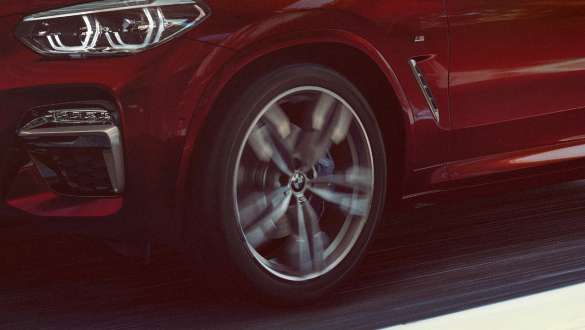 Adaptivni M ovjes BMW X4 Adaptivni M ovjes BMW X4 M40i G02 2018 Flamenco Red sa briljantnim efektom tročetvrtinski bočni pogled na lakometalni kotač