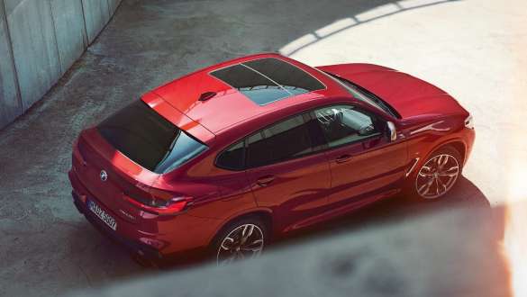 BMW X4 iz ptičje perspektive BMW X4 M40i G02 2018 Flamenco Red sa briljantnim efektom pogled iz ptičje perspektive