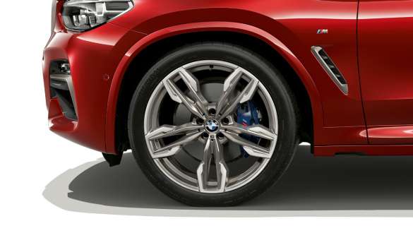 Kotač i otvor za kotače BMW X4 Lakometalni kotači i otvor za kotače BMW X4 M40i G02 2018 Flamenco Red sa briljatnim efektom u bočnom pogledu