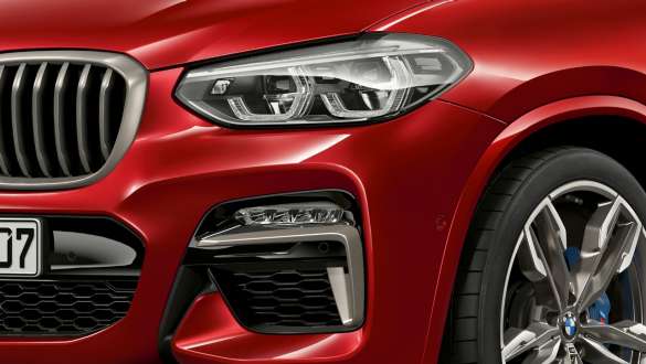 Adaptivna LED prednja svjetla i usisnici za zrak BMW X4 Adaptivna LED prednja svjetla i usisnici za zrak BMW X4 M40i G02 2018 Flamenco Red sa briljatnim efektom izbliza