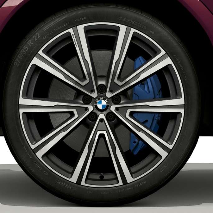 BMW X6 s opcijom opreme BMW Individual, lakometalni kotači. BMW-a X6 s opcijom opreme BMW Individual s fokusom na lakometalne kotače.