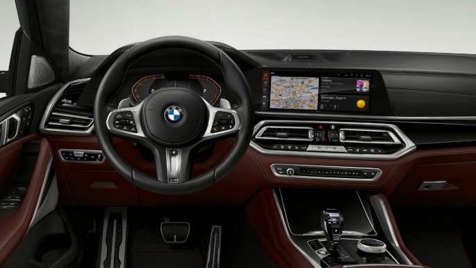 BMW X6 s opcijom opreme BMW Individual, kokpit. Unutrašnjost BMW-a X6 s opcijom opreme BMW Individual s fokusom na kokpit.