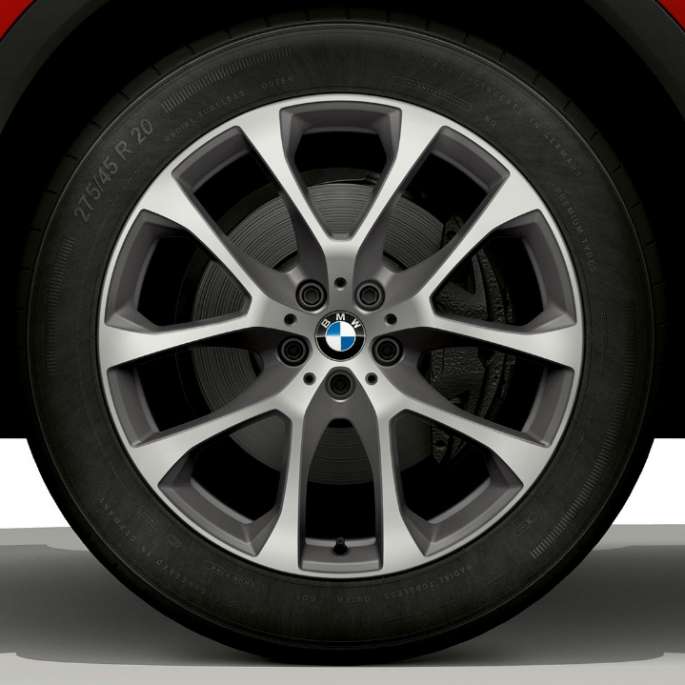 BMW X6 s opcijom opreme BMW xLine, lakometalni kotači. BMW X6 s opcijom opreme BMW xLine s fokusom na lakometalne kotače.
