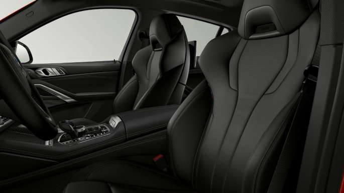 BMW X6 s opcijom opreme BMW xLine, presvlake. Unutrašnjost BMW-a X6 s opcijom opreme BMW xLine s fokusom na presvlake.