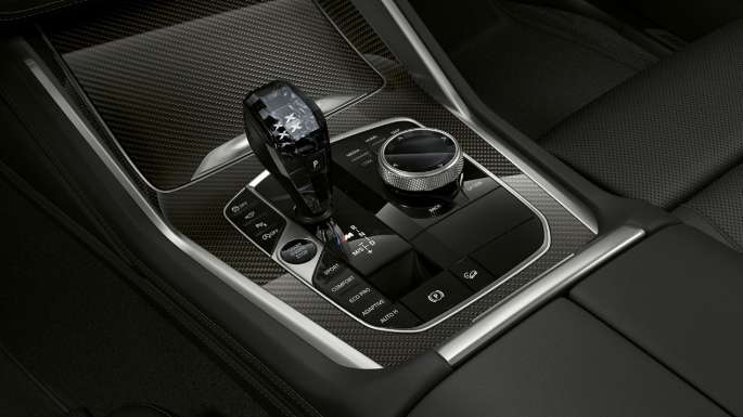BMW X6 s opcijom opreme BMW xLine, središnja konzola. Unutrašnjost BMW-a X6 s opcijom opreme BMW xLine s fokusom na središnju konzolu.
