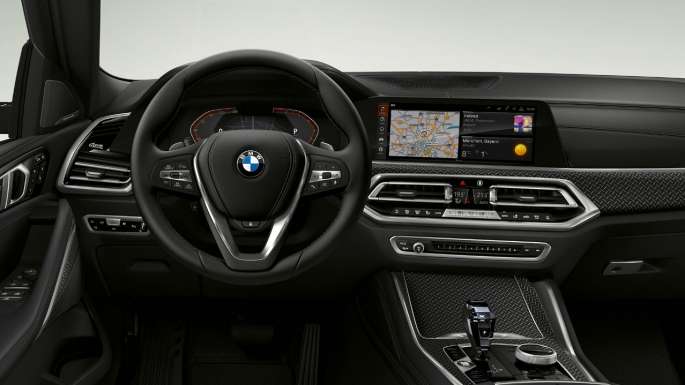 BMW X6 s opcijom opreme BMW xLine, kokpit. Unutrašnjost BMW-a X6 s opcijom opreme BMW xLine s fokusom na kokpit.