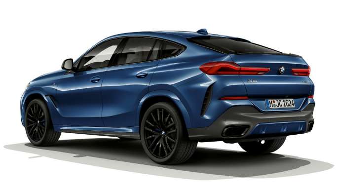 BMW X6 s opcijom opreme M Sport paket, vanjština. BMW X6 s opcijom opreme M Sport paket u tročetvrtinskom prikazu stražnjeg kraja.