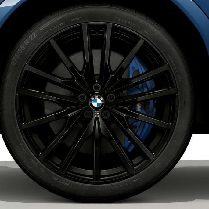 BMW X6 s opcijom opreme M Sport paket, lakometalni kotači. BMW X6 s opcijom opreme M Sport paket s fokusom na lakometalne kotače.
