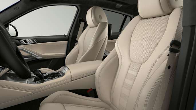 BMW X6 s opcijom opreme M Sport paket, presvlake. Unutrašnjost BMW-a X6 s opcijom opreme M Sport paket s fokusom na presvlake.
