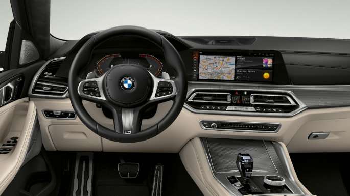BMW X6 s opcijom opreme M Sport paket, kokpit. Unutrašnjost BMW-a X6 s opcijom opreme M Sport paket s fokusom na kokpit.