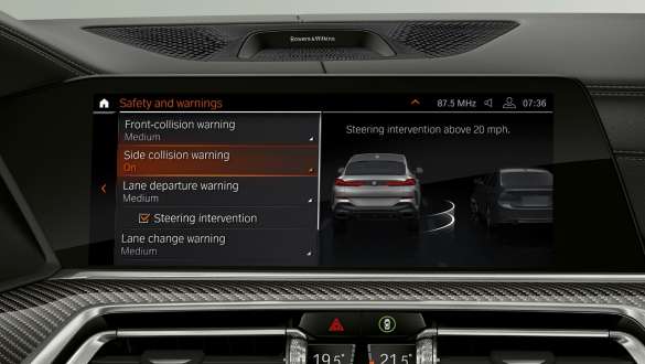 Driving Assistant Professional na Head-Up zaslonu. Kokpit BMW-a X6 s prikazom opcije Driving Assistant Professional na Head-Up zaslonu.