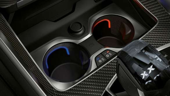 Držač za čaše s opcijom kontroliranja temperature. Detaljan prikaz unutrašnjosti BMW-a s fokusom na držač za čaše s opcijom kontroliranja temperature.