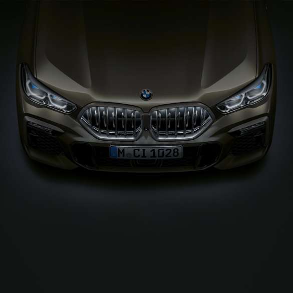 Prednji kraj BMW-a X6. Detaljan prikaz prednjeg kraja BMW-a X6 s BMW ‘Iconic Glow’ rešetkom maske iz ptičje perspektive.