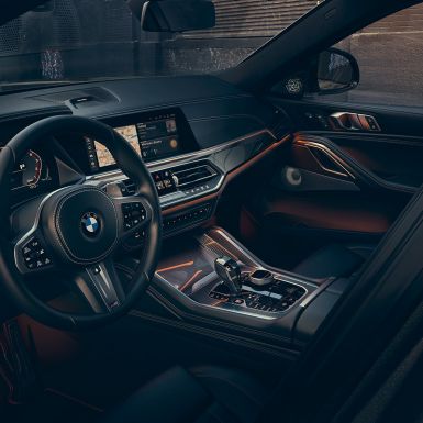 Kokpit s prkazom zaslona od 12.3“. BMW X6 kokpit s prkazom zaslona od 12.3“.