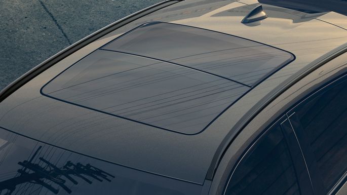 Panorama stakleni krov Sky Lounge BMW-a X6. Detaljan prikaz Panorama staklenog krova Sky Lounge BMW-a X6.