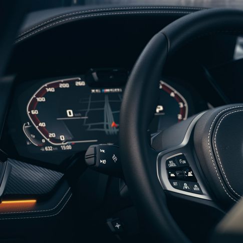 BMW sustavi pomoći. Detaljan prikaz unutrašnjosti BMW-a s fokusom na digitalnu instrument ploču.