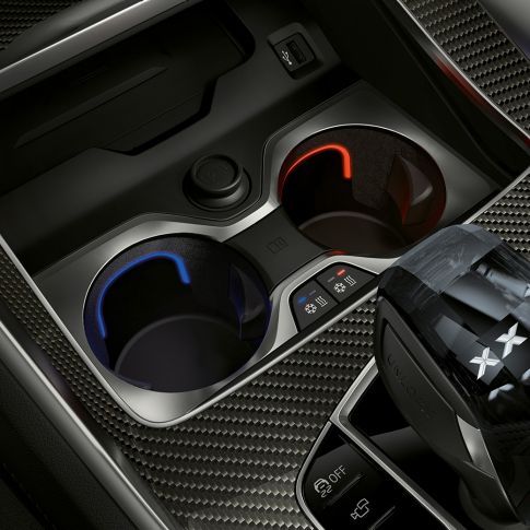 Držač za čaše s opcijom kontroliranja temperature. Detaljan prikaz unutrašnjosti BMW-a s fokusom na držač za čaše s opcijom kontroliranja temperature.