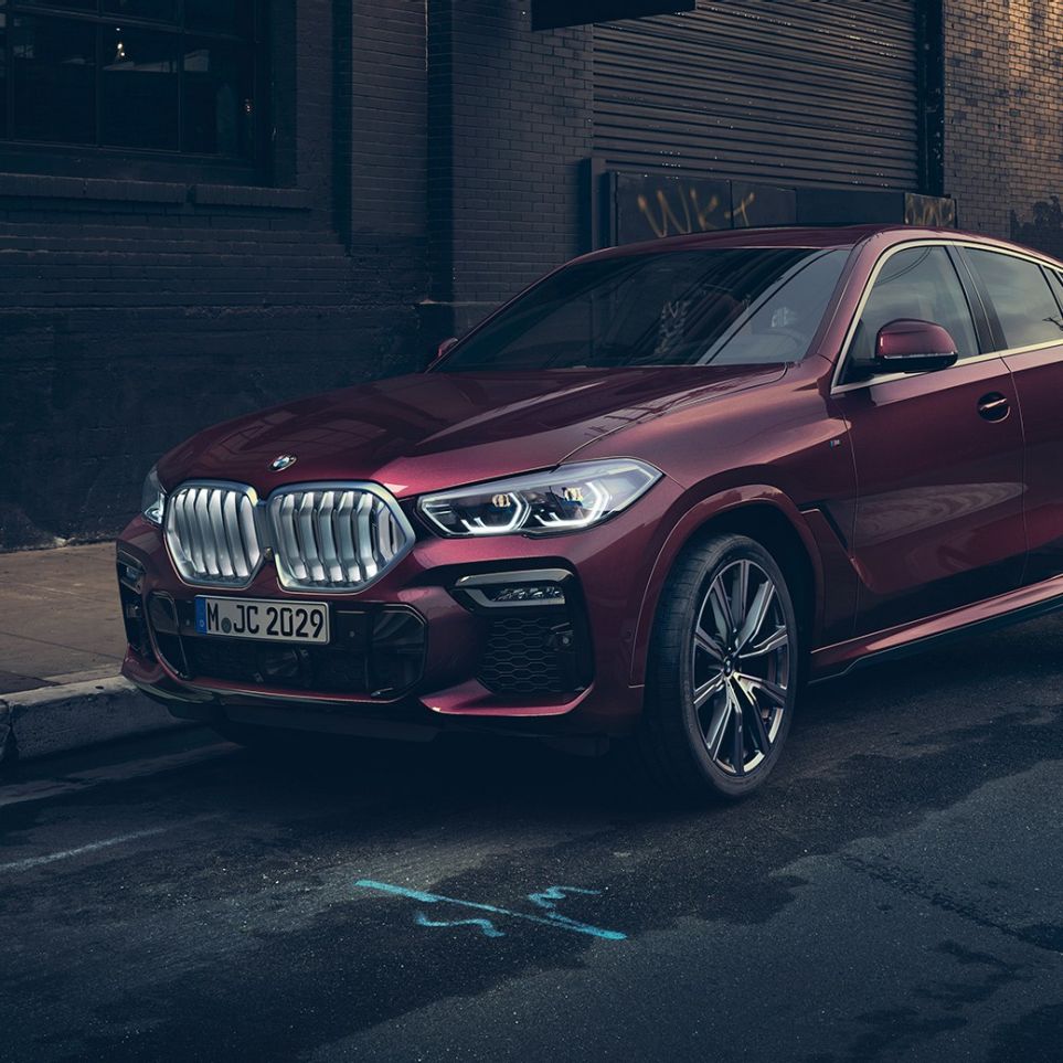 Vanjština BMW-a X6 Individual. Stacionarni BMW X6 Individual u tročetvrtinskom prikazu prednjeg kraja.