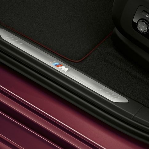 Pragovi vrata BMW-a X6 Individual. Unutrašnjost BMW-a X6 Individual s detaljnim prikazom pragova vrata.